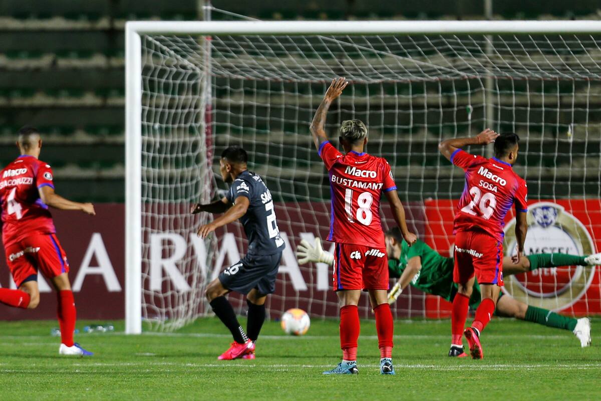 Saavedra empieza el festejo tras anotar el 2-0 de Bolívar frente a Tigre