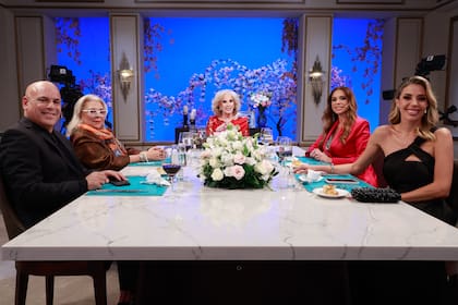 Sábado 10 mayo de 2025. Tensión en la mesa de Mirtha Legrand. Virginia Gallardo se queja de lo que cobran los senadores y Lilita Carrió contesta: "Hay gatos que cobran mucho más".