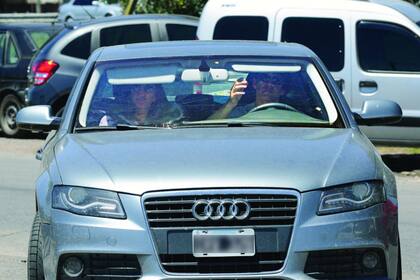 Sábado 11, mediodía. Mónica García de la Fuente sube a un Audi que la busca por la entrada de Madero Center. Desde ese mismo lugar salió el automóvil blanco que se llevó detenido a Amado Boudou el viernes 3 de noviembre. La novia del ex vicepresidente sube al vehículo con bolsas llenas de provisione