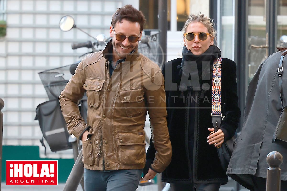 Sábado 12. De la mano y a pura sonrisa, la pareja recorre la ciudad. Se los ve felices y relajados.