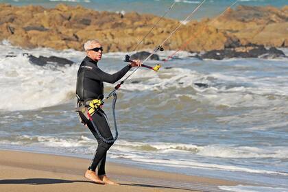 Sábado 3. Eduardo se prepara para
meterse en el mar y practicar su
deporte favorito: kitesurf