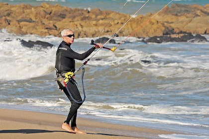 Sábado 3. Eduardo se prepara para
meterse en el mar y practicar su
deporte favorito: kitesurf