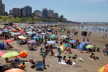 Sábado de clima ideal para la playa; muchos turistas se despiden este fin de semana de las vacaciones en Mar del Plata