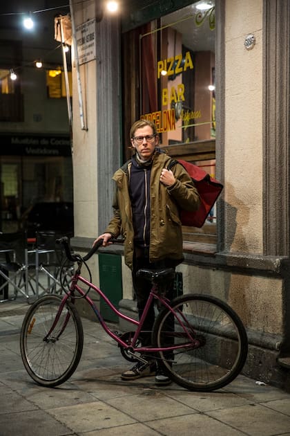 SÁBADO. Delivery de comida a bordo de una bicicleta
