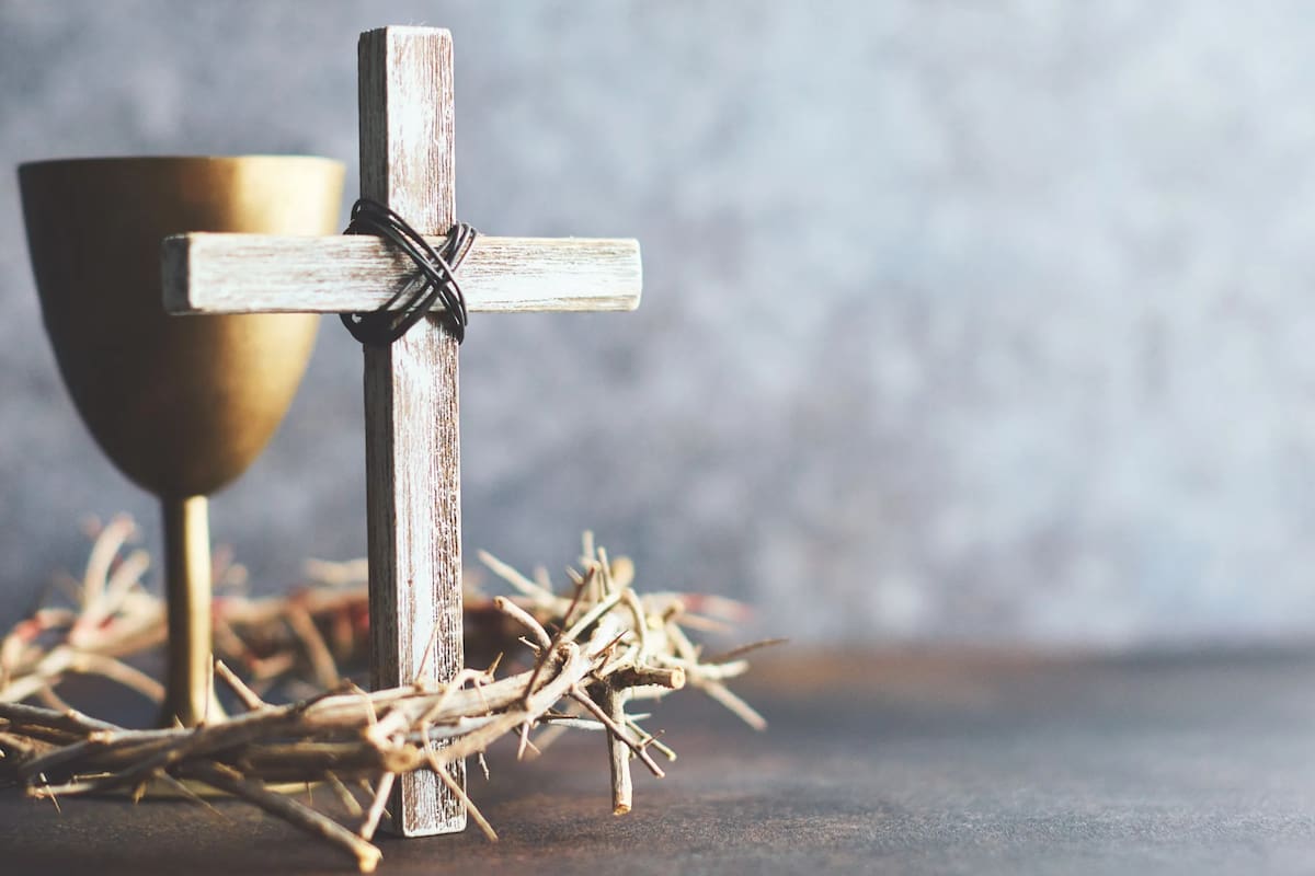 Sábado Santo, también conocido como Sábado de Gloria, es el día que sigue al Viernes Santo y precede al Domingo de Resurrección en la Semana Santa cristiana