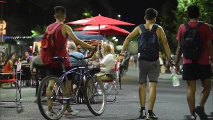 Sábados y domingos, bares, vendedores ambulantes y vecinos se apropian de la avenida Boedo, que se vuelve peatonal