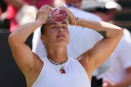Sabalenka ofrece agua y hielo a aficionados afectados por el calor en Wimbledon