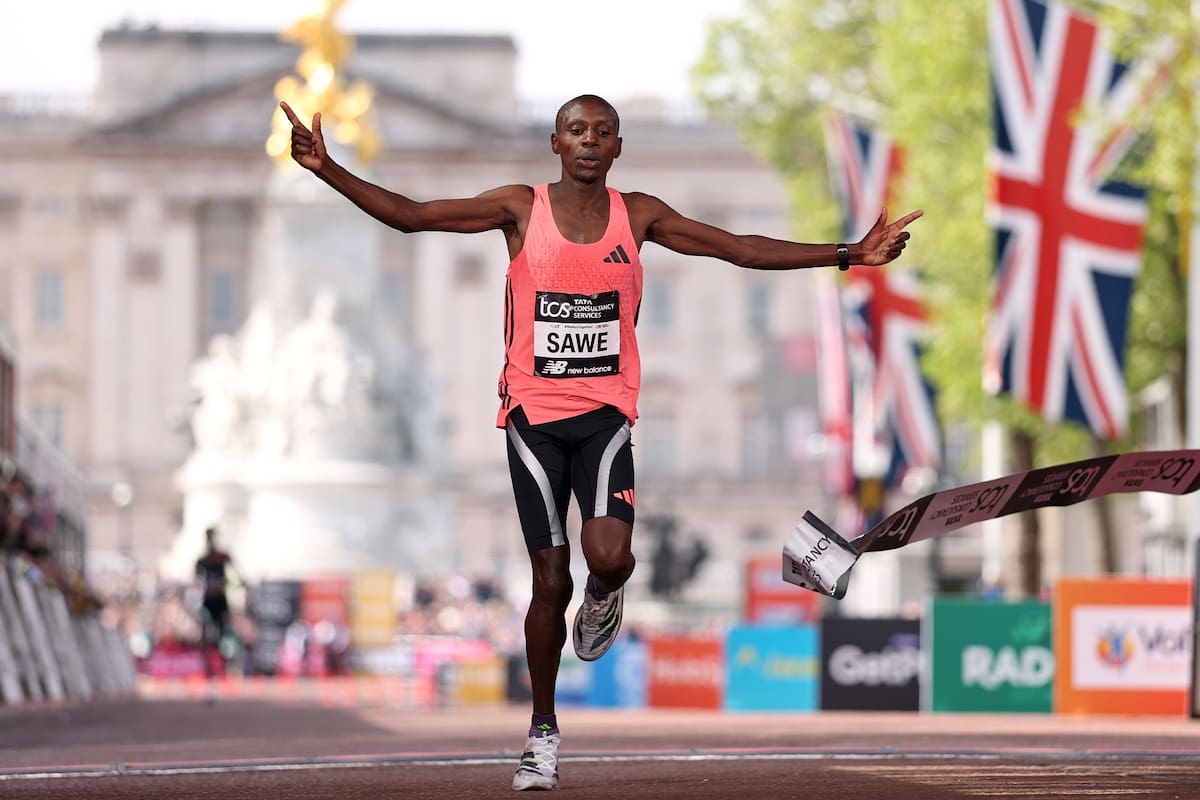 Sabastian Sawe cruza la línea de meta para ganar la carrera masculina en la Maratón de Londres, el domingo 26 de abril de 2026. (AP Foto/Ian Walton)