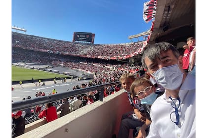 Sabe que no todo en la vida es trabajo y le dedica tiempo a placeres cotidianos como ir a ver al club de sus amores