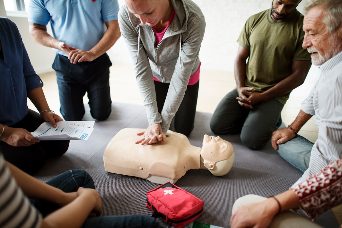 Saber realizar una reanimación cardiopulmonar puede salvar vidas en cualquier contexto social