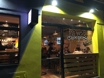 ¿Sabés por qué se llama La Mejor Dupla? Por lo bien que maridan sus hamburguesas con cerveza.
