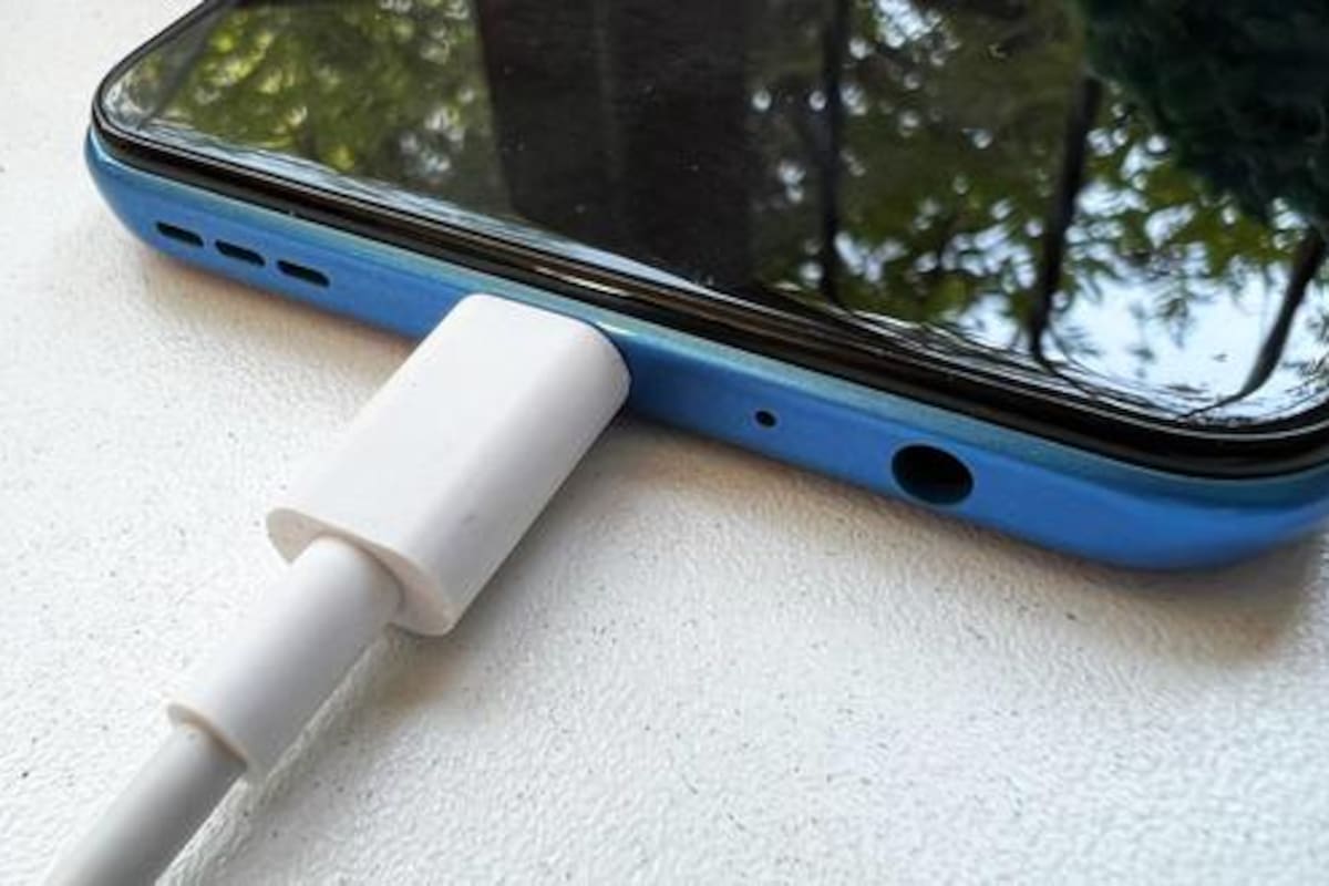 ¿Sabes realmente qué es lo que le pasa a tu celular si lo conectas toda la noche al tomacorriente?