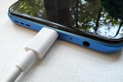 ¿Sabes realmente qué es lo que le pasa a tu celular si lo conectas toda la noche al tomacorriente?