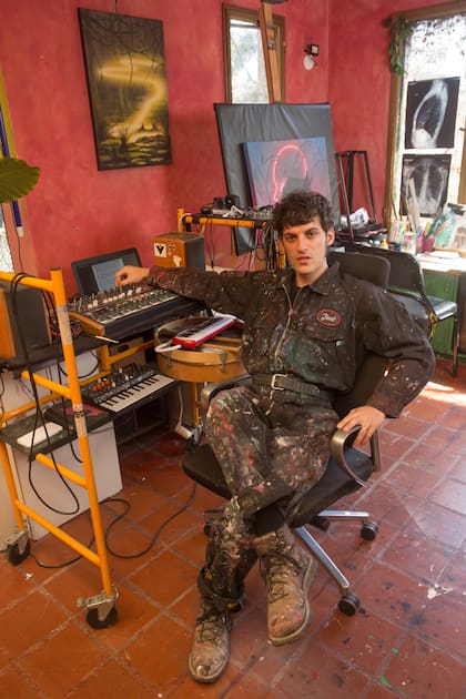 "Sabía quién era, conocía su obra… lo venía mirando. Como quería conocerlo, lo invité a mi primera muestra individual", cuenta Iara sobre Juan, que es artista urbano. Jiant -ese es su nombre artístico- empezó a pintar a los 15 años, haciendo graffitis en las calles de Martín Coronado, donde nació. Al poco tiempo, ya lo había contratado Nike para que, con su arte, interpretara los lanzamientos de Nike Airmax.