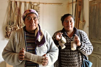 Sabina Cuéllar y Paulina Quiroga en el salón de exhibición y venta de sus artesanías