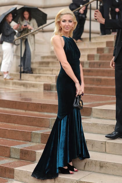 Sabine
Getty, diseñadora de joyas y
heredera del imperio petrolero
Getty, participó del fashion
show de Schiaparelli con
un vestido azul petróleo de
manga americana y falda
con vuelo.