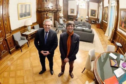 Sabino Vaca Narvaja junto a Alberto Fernández quien dijo que busco "simplificar las cosas" a través de su designación y se trato de "pragmatismo militante"