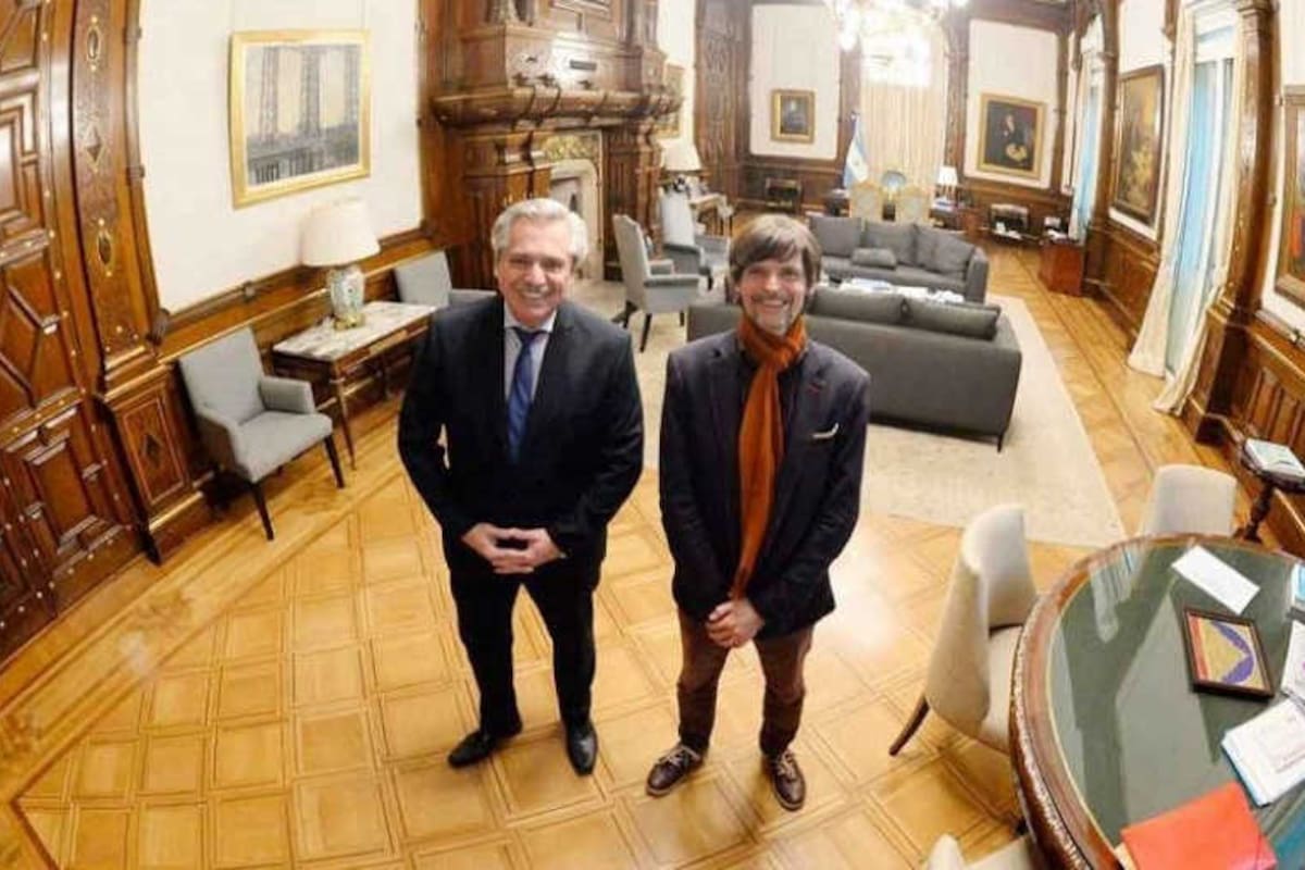 Sabino Vaca Narvaja junto a Alberto Fernández quien dijo que busco "simplificar las cosas" a través de su designación y se trato de "pragmatismo militante"