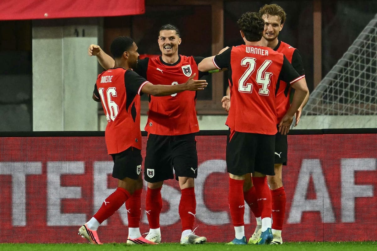Sabitzer, en el centro y de frente, festeja con sus compañeros el gol de la victoria de Austria
