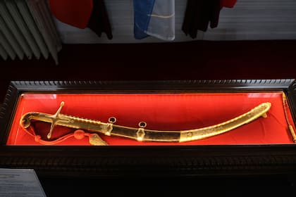 Sables, escopetas y otras armas se exhiben en la casa museo