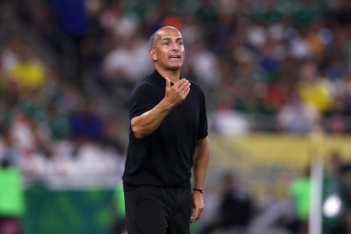 Na Tunísia, a demissão do técnico Sabri Lamouchi foi confirmada após a derrota para a Suécia.