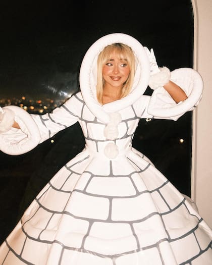 Sabrina Carpenter se disfrazó de iglú en referencia a la comedia Lizzie McGuire