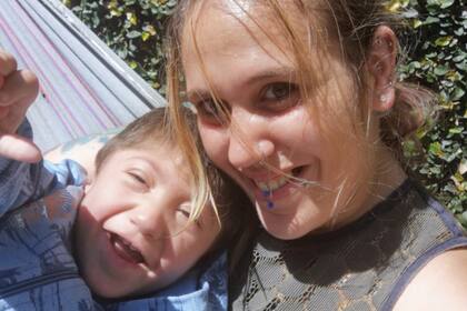 Sabrina Castro, su madre, tuve que dejar de trabajar para poder cuidar a Noah y sus dos hermanos, Joaquín y Patricio. Por esta razón fue tan importante la ayuda de los donantes para poder costear los tratamientos de su hijo menor
