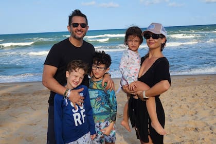 Sabrina Garciarena y Germán Paoloski eligieron las paradisíacas playas de Brasil para compartir tiempo en familia