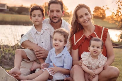 Sabrina Garciarena y Germán Paoloski junto a León, Beltrán y Mía (Foto Instagram @sabrinagarciarena )