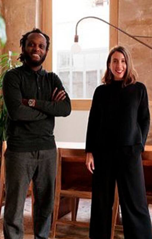 Sabrina Goldin junto a su socio en Carbón