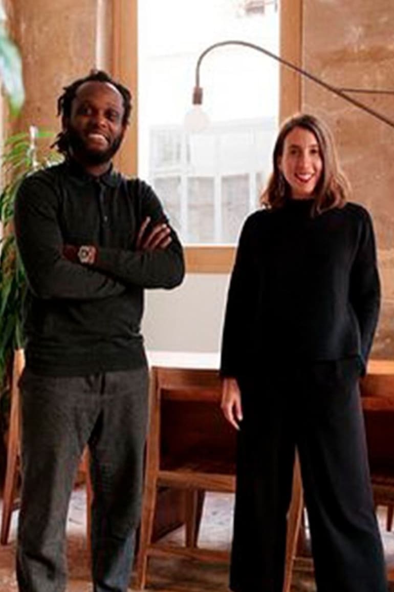 Sabrina Goldin junto a su socio en Carbón