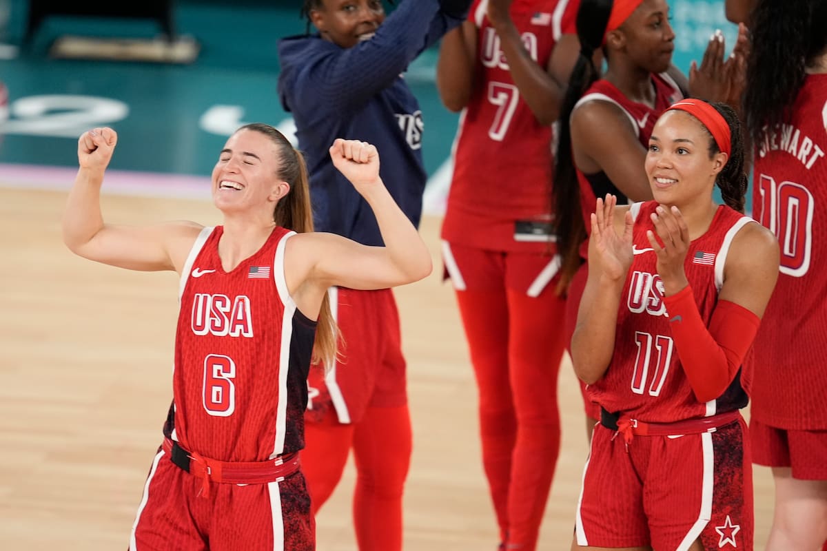 Sabrina Ionescu (6) y Napheesa Collier (11) celebran tras la victoria 67-66 ante Francia, en la final del básquetbol femenino de los Juegos Olímpicos de París, que le permitió a EE.UU. terminar arriba de todos en el medallero