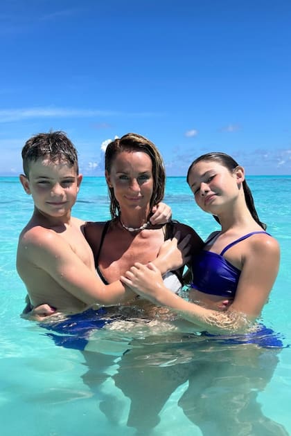 Sabrina Rojas junto a Fausto y Esperanza, los hijos que tuvo con Luciano Castro.