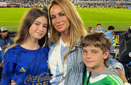 Sabrina Rojas junto a sus hijos, Esperanza y Fausto, en una salida familiar en 2025