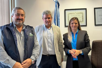 Sabrina Sabat junto a otros dirigentes en la Legislatura bonaerense