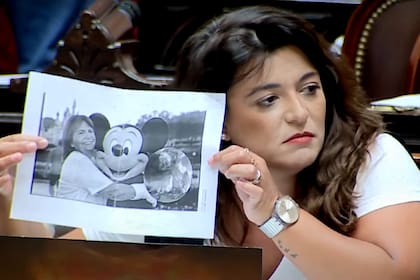 Sabrina Selva (UxP) mostró una foto de Patricia Bullrich junto a Mickey Mouse hecha con inteligencia artificial
