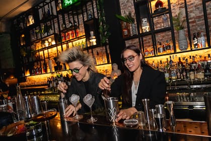 Sabrina Traverso y Agostina Elena, de Sofá un Bar, en la barra de Punto Mona