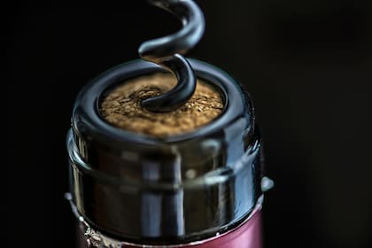 Un sacacorchos es una herramienta diseñada específicamente para extraer los corchos de las botellas de vino de manera eficiente