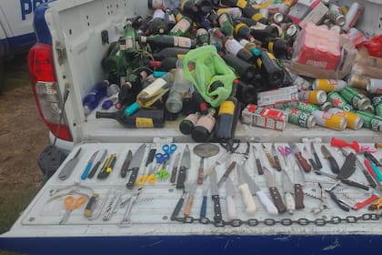 Sacacorchos, cuchillos, tenedores, pinzas, tijeras, alicates y decenas de litros de bebidas alcohólicas, durante el decomiso en el operativo policial previo al Boca-River