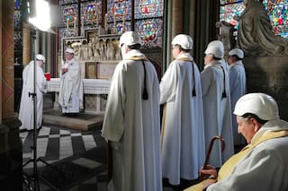 Celebraron con cascos la primera misa en Notre Dame tras del incendio
