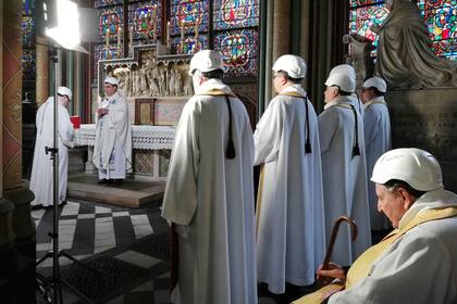 Sacerdotes con casco adentro de Notre Dame. Hoy se celebró la primera misa después del incendio.