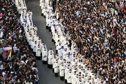 Sacerdotes, diáconos y obispos fueron parte de la escolta del féretro del "papa viajero".
