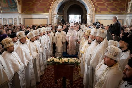 Sacerdotes ofrecen un servicio con motivo de la Navidad ortodoxa dentro de la catedral de Pechersk Lavra de Kyiv, Ucrania.