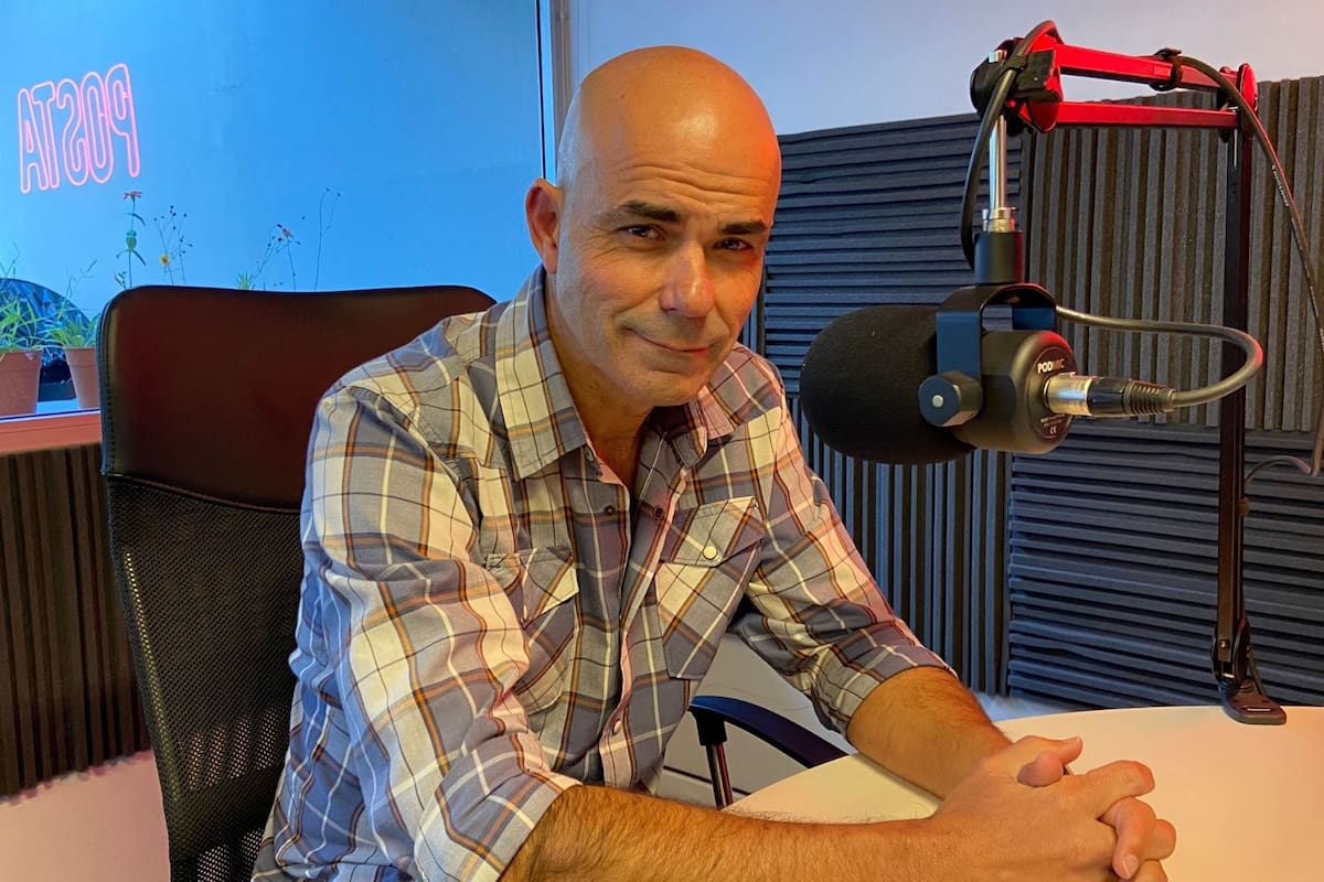 Sacheri en la grabación del podcast "Como derribar un imperio en diez fáciles pasos"