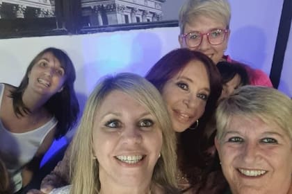 Sacnun y detrás Cristina Kirchner, en una cena del bloque del Frente de Todos en el Senado