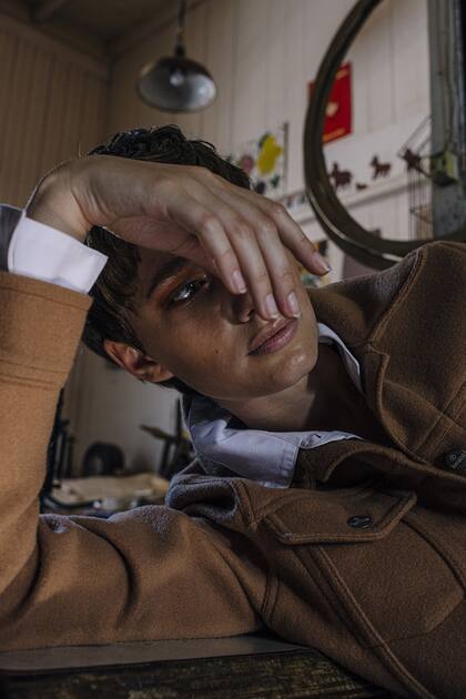 Saco corto de paño con recortes y bolsillos (Teenitas), camisa con estampa (Perramus)