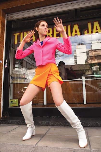 Saco corto (Las Pepas), top (Adidas), short falda (Las Pepas), botas bucaneras de cuero (Prüne)