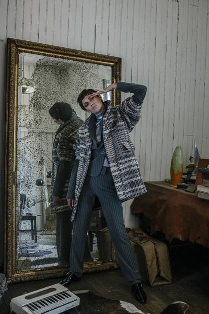 Saco oversize de paño escocés (Mishka), blazer y pantalón sastrero rayado y top polera con brillo (Vitamina), abotinados de charol con hebilla (Vitamina)