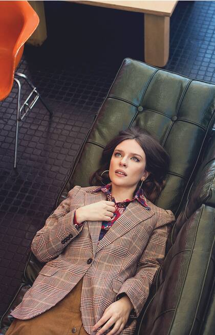 Saco príncipe de Gales (Tommy Hilfiger), camisa estampada (Vitamina), falda con botones (Giesso), aros (Mishka)
