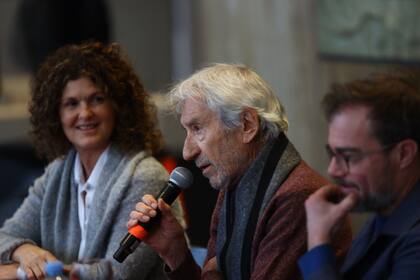 Sacristán junto a la directora del Complejo Teatral de Buenos Aires, Gabriela Ricardes, y el ministro de Cultura Enrique Avogadro